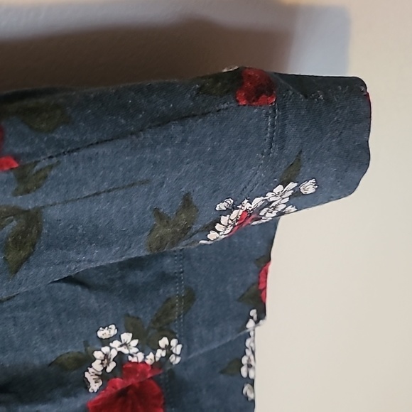 Torrid lightweight floral top size 2 quarter length sleeves blue red Spring - Picture 8 of 10
